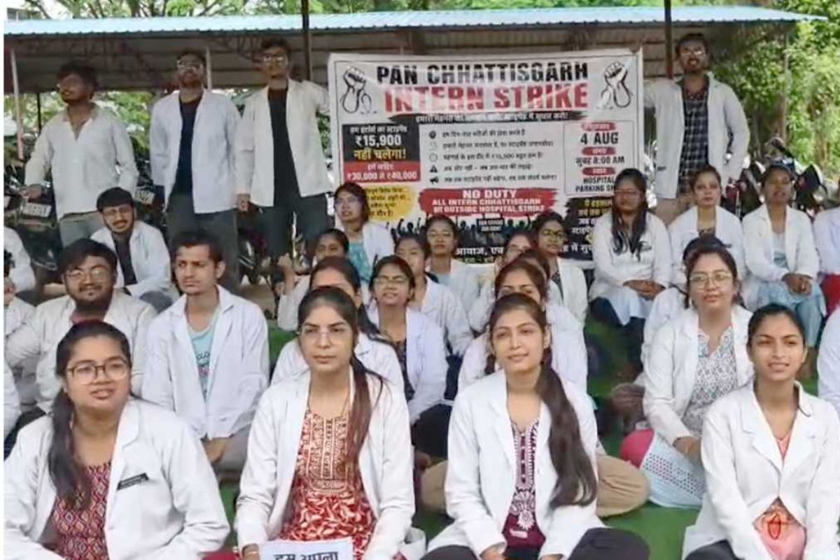 CG News: जगदलपुर में इंटर्न डॉक्टरों का प्रदर्शन तेज, सरकार से 30 हजार रुपये मासिक स्टाइपेंड की मांग