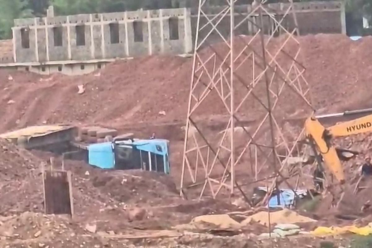 Surguja Accident News: मां कुदरगढ़ी रिफाइनरी प्लांट में बड़ा हादसा, हाइड्रोलिक ट्रक अनियंत्रित होकर पलटा, चालक की जान गई