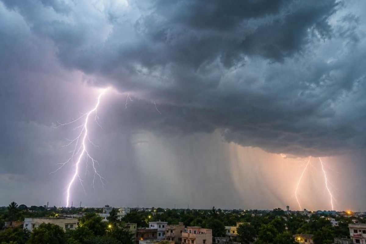 CG Weather Today: प्रदेश के कई जिलों में यलो अलर्ट, गरज-चमक और बारिश का दौर रहेगा जारी